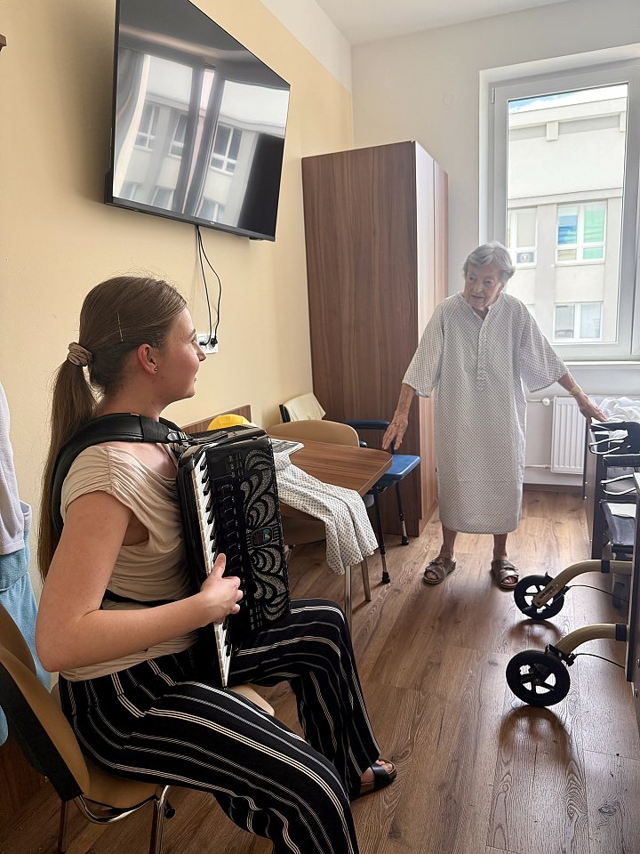 Tamara s harmonikou a folklorem