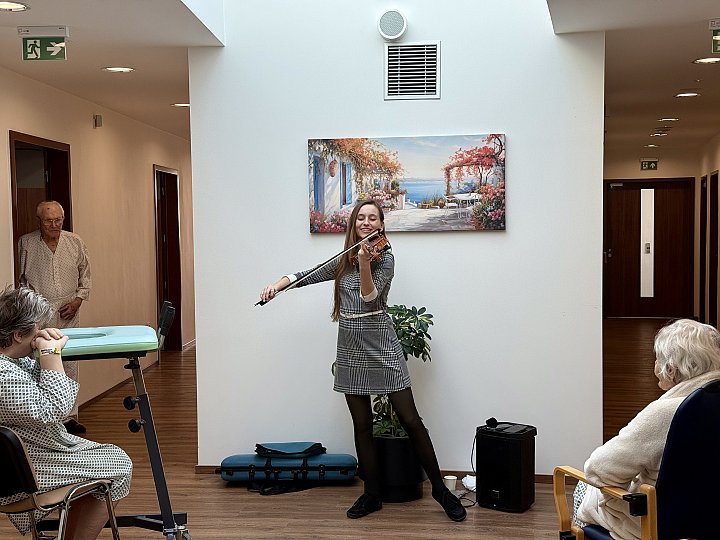 Vystoupení houslistky Cleo 3. 3. 2026